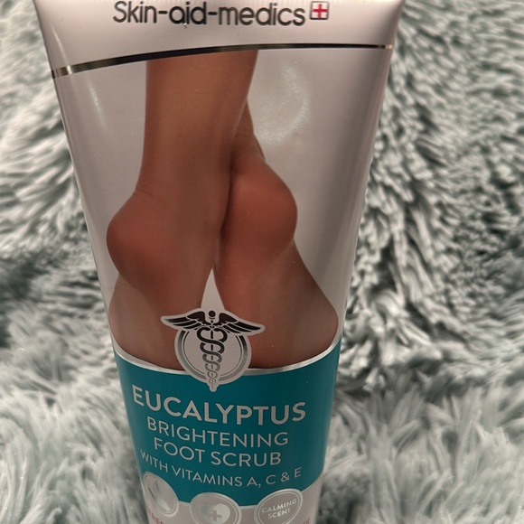 Skin-Aid-Medics Eucalyptus Brightening Foot Scrub with Vitamin A, C, E. 10.5 oz - Picture 2 of 5